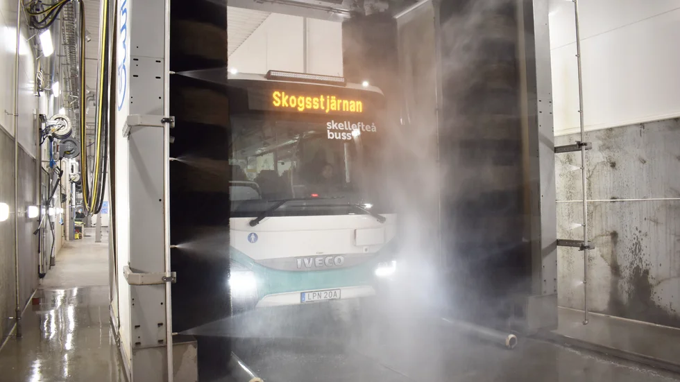 Här tvättas bakre delen på bussen, som är kommunens nya förskolebuss. 