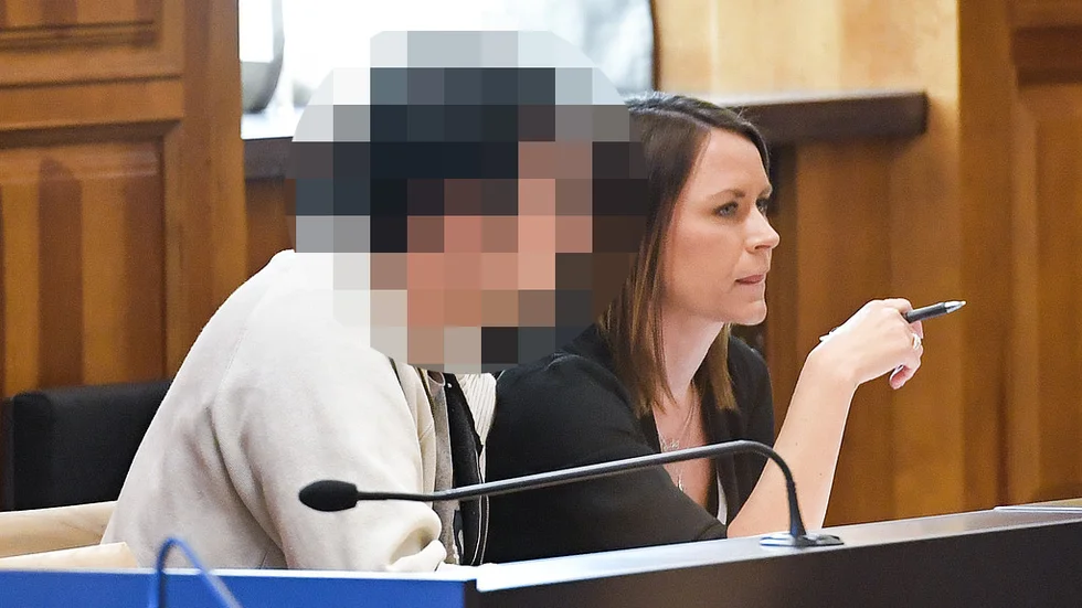 Den sexbrottsåtalade läkaren tillsammans med en av försvarsadvokaterna, Frida Wallin, i samband med en häktningsförhandling vid Stockholms tingsrätt.