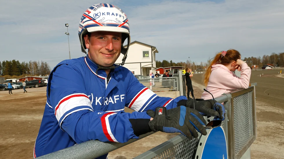 Joakim Elfving åker till Bergsåker med tre hästar som kan vara med och fördela jackpotmiljonerna på V75.