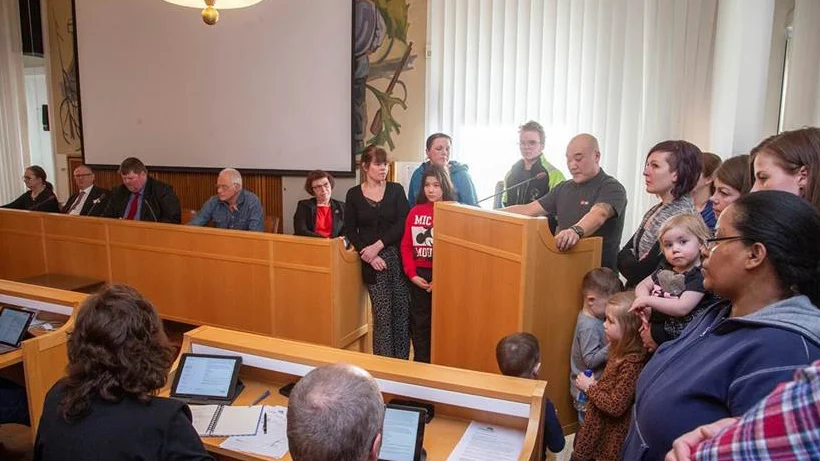 Roine Gustafsson, förälder med barn på nattis, drog sitt medborgarförslag inför kommunfullmäktige och hade ett tiotal föräldrar och barn i ryggen.
