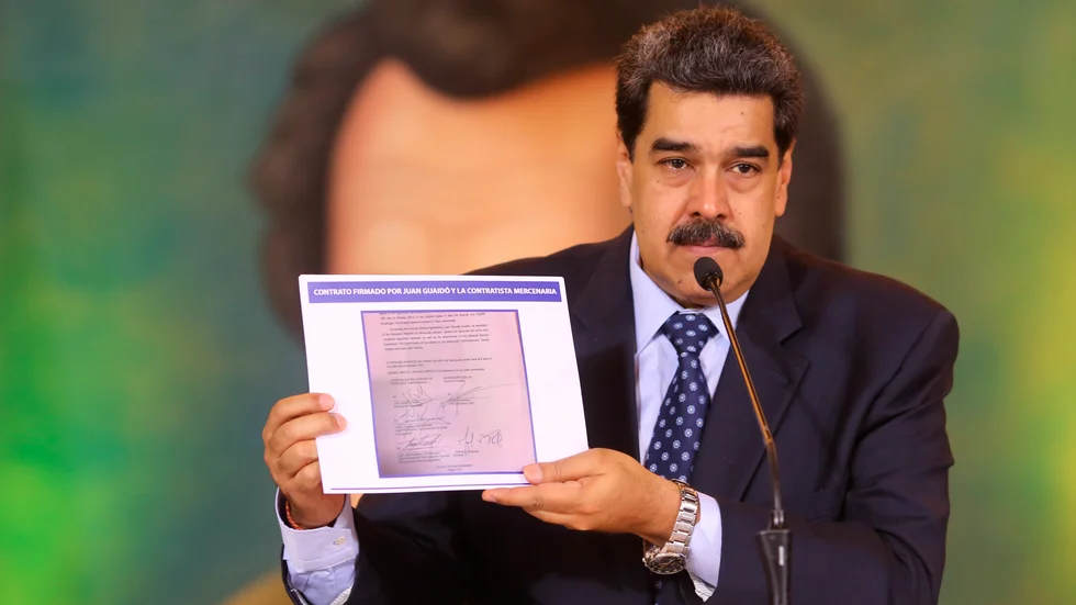 Venezuelas president Nicolás Maduro visar upp en kopia av ett avtal med säkerhetsföretaget Silvercorp med vad han påstår är oppositionsledaren Juan Guaidós underskrift.