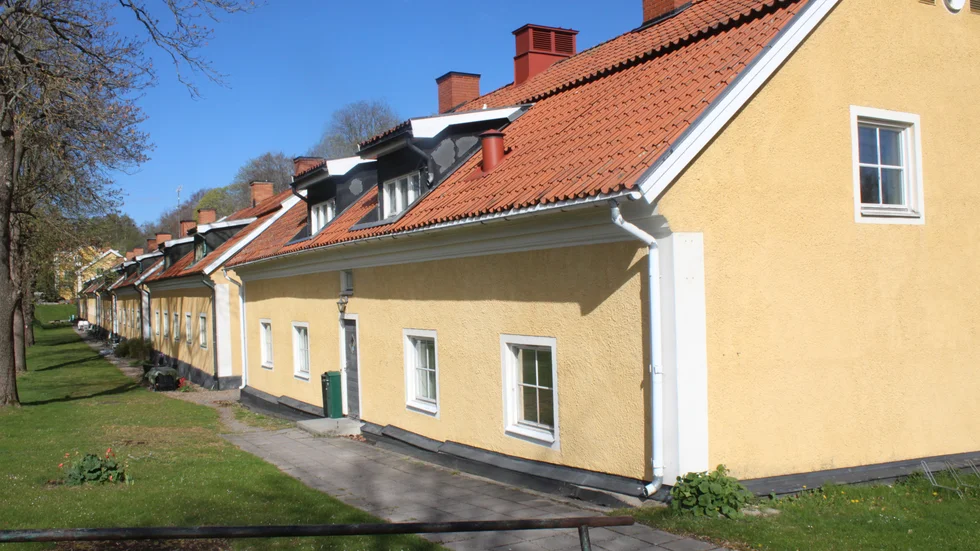 Det äldsta huset i raden har Finspångs Konstförening som hyresgäst och tidigare också en restaurang i bottenvåningen.