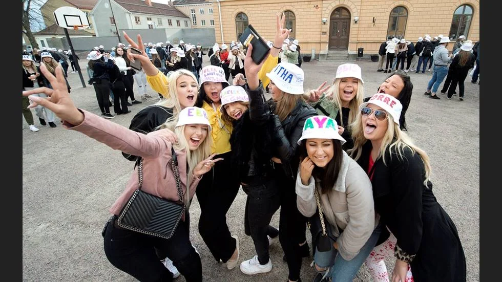 Varje år samlas hundratals lyckliga studenter för att ta på sig Beppe-mössorna men i år får studenterna avstå.