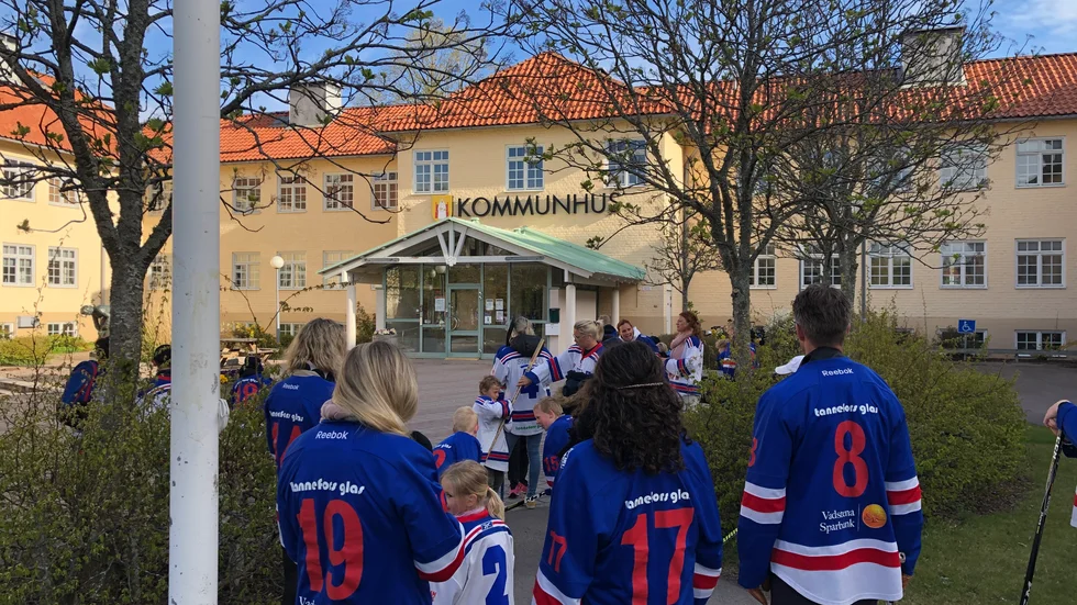 Det blir ingen demonstration, men väl en manifestation för ishockeyn utanför Vadstenas kommunhus på måndag. Här en bild från när det demonstrerades mot förslaget om ishallens nedläggning i maj 2020. Nu vill föräldrar ha en förklaring till varför maskinerna inte kan startas upp för is i hallen i vinter.