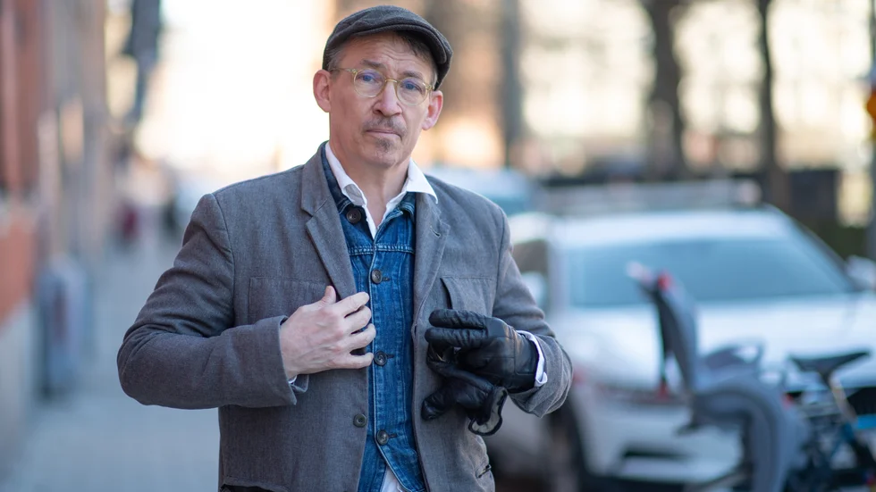 "Efter att jag bestämde mig för att inte vara skådis har jag blivit extraknäckskung, och trivs utmärkt med det", säger Figge Norling.