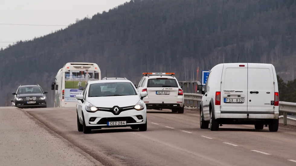 arför ska vi överhuvudtaget ersätta bilen på landsbygden? Att bilen är det bästa transportmedlet för människor utanför storstädernas kollektivtrafikstråk borde vi väl ändå vara ense om vid det här laget. 