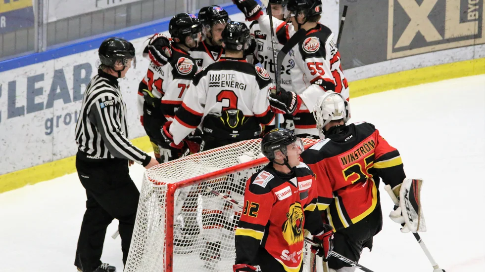 Piteå Hockey jublar över extraslantar.
