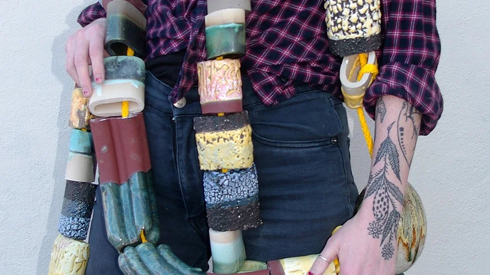 Ellinor Augustini visar halsband av modell större.