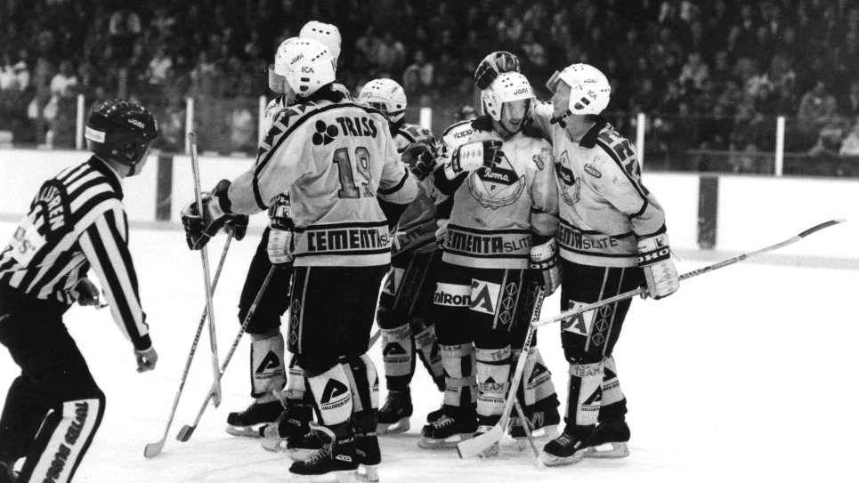 Pete Podrasky (mitten) och lagkamraterna i Roma IF firar ett mål i Visby ishall.