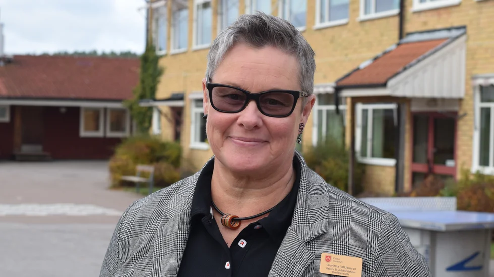 Ingen distansundervisning planeras för eleverna på Rimforsa skola, meddelar rektor Charlotta Jonsson. Detta trots hög smittspridning i samhället och rekordhög frånvaro bland skoleleverna.