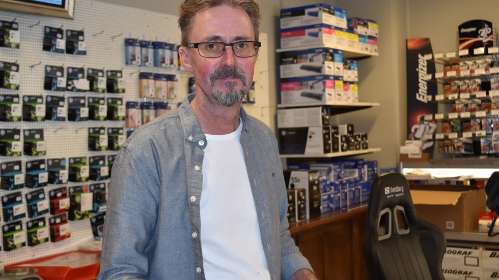 Håkan Rosin anser inte plexiglas skyddar i hans butik då han hjälper kunderna i butiken. Han väljer att hålla avstånd och använda handsprit och tvål.