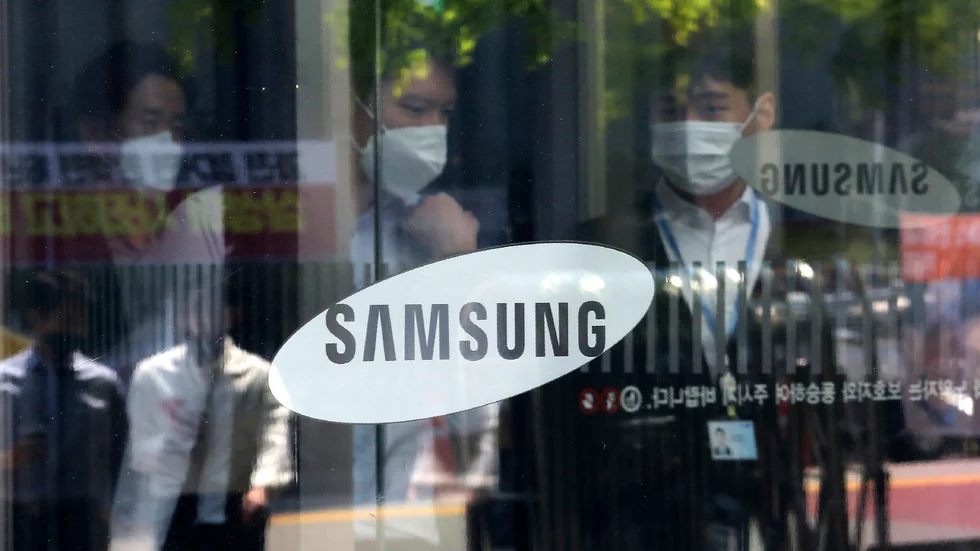 Anställda på Samsung med ansiktsmasker under tisdagen. Coronapandemin har påverkat företagets siffror för första kvartalet.