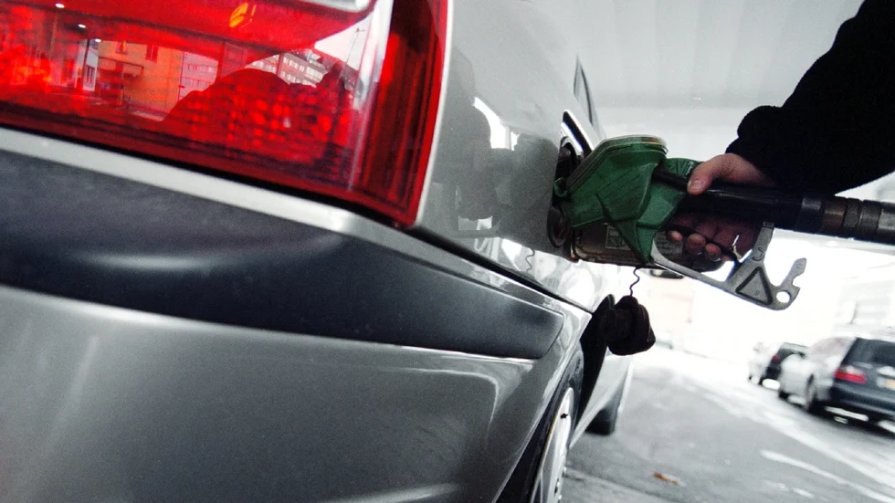 Priset på bensin och diesel har stigit den senaste tiden. Nu vill Moderaterna sänka skatten på drivmedel med en krona.