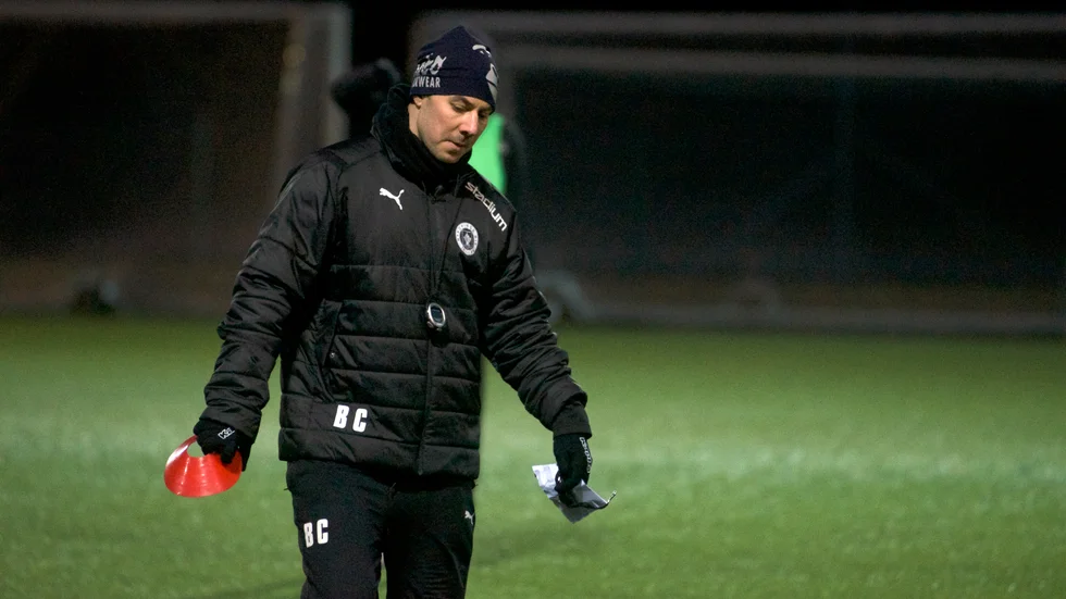 Brian Clarhaut letar nytt tränarjobb. Han får lämna Umeå FC.