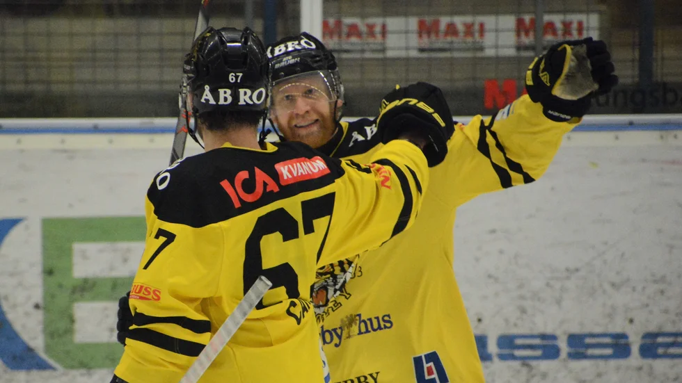 Jakob Karlsson firar ett mål när han spelade fram Oskar Carlsson.  