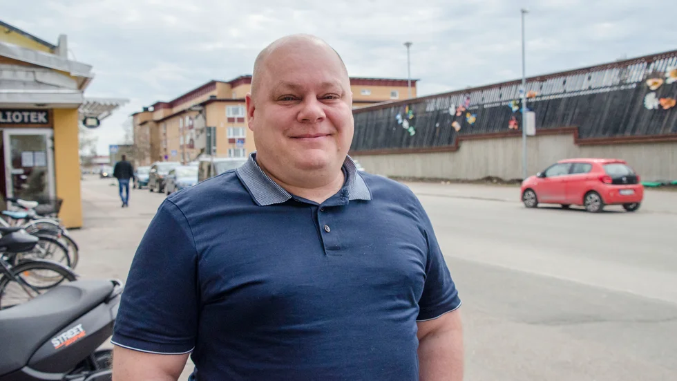 Eric Palmqvist är formellt gruppledare för Sverigedemokraterna efter att hans fru Paula hoppade av för några veckor sedan. SD i Gällivare har svårt att få personer att engagera sig politiskt och det blir inte lätt att hitta en ny gruppledare. 