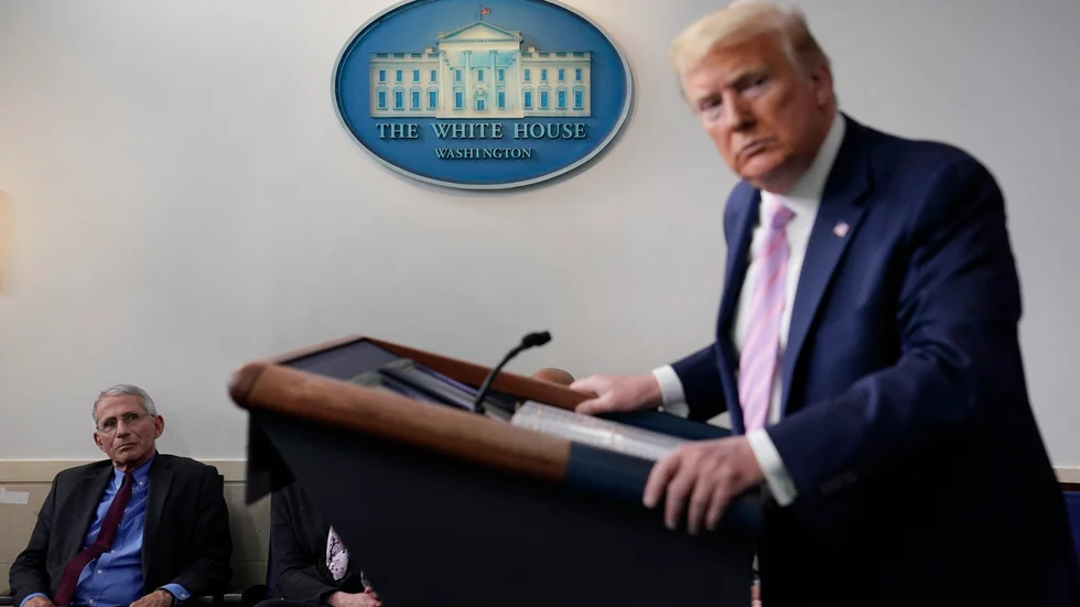 Smittskyddsexperten Anthony Fauci i fokus – i bakgrunden av president Donald Trump.