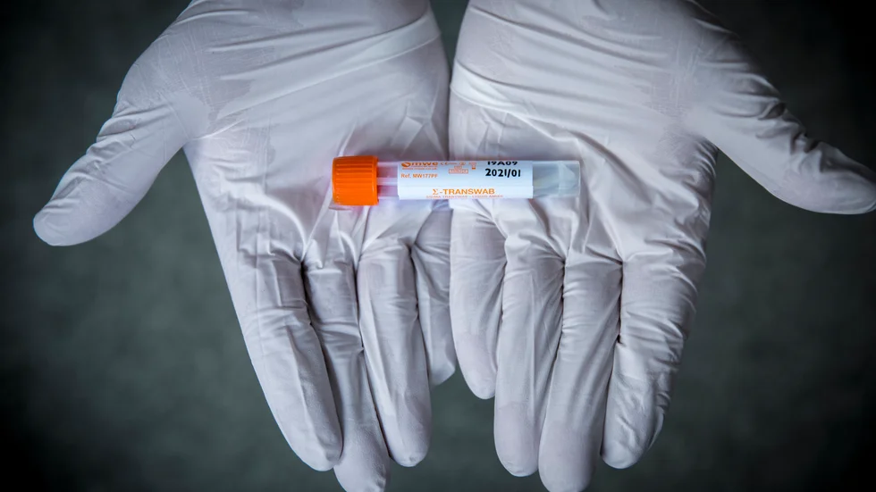 Det fattas testkit och så kallade reagenser, kemikalier, i Sverige. Därför är man restriktiv i testningen när det kommer till smittspårning i regionen.
