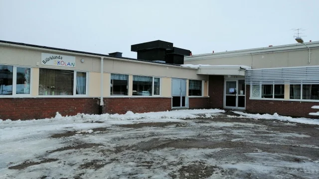 Björklundaskolan har drabbats av fuktskador, bland annat har ett klassrum fått utrymmas. Nästa vecka börjar sanering av skolan och då klarläggs omfattningen av skadorna. (Arkivbild)