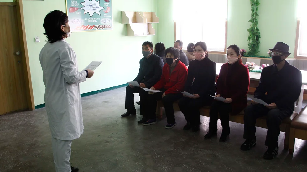 En sjuksköterska i Pyongyang informerar om coronaviruset och hur man kan undvika att smittas.