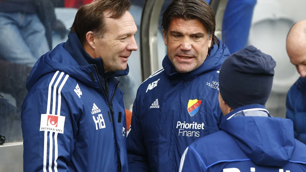 Djurgårdens sportchef Bosse Andersson (höger), här bredvid Kim Bergstrand, tycker mycket har varit otydligt kring riktlinjerna i samband med coronakrisen. Arkivbild.