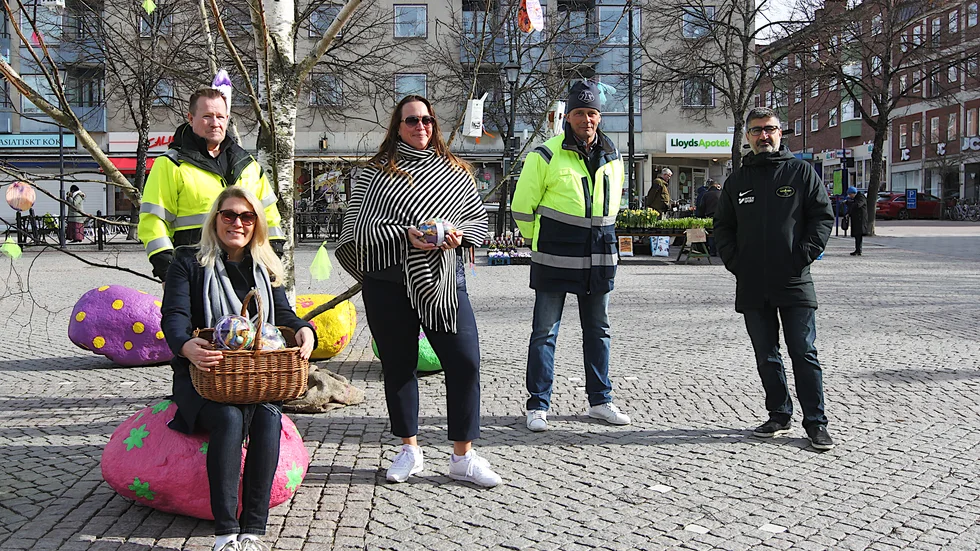 Nu kan handlare nyttja torgplatser kostnadsfritt tack vare ett samarbete mellan Centrumsamverkan, gatukontoret och näringslivet. Lotta Stenberg, Rickard Widblom, Sara Olsson, Stefan Karlsson och Aslan Dogan 
kontrollerade torgplatserna på onsdagen.