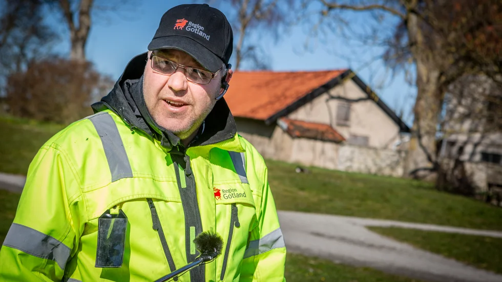 Anders Ekström, arbetsledare på vatten- och avlopp, försöker tillsammans med sina kollegor att lokalisera vattenläckan i Tofta.
