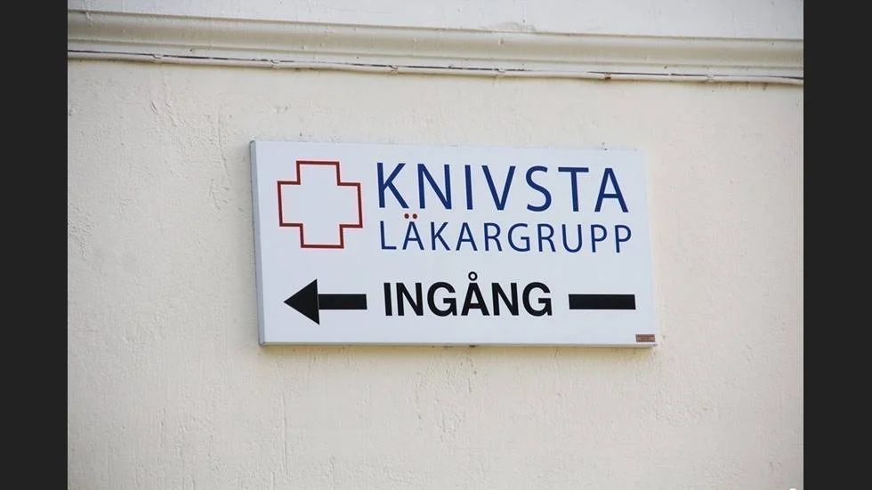 En av Knivstas två vårdcentraler, med 6800 listade patienter, går ut med brev till invånarna om sitt tuffa läge. Utöver ökad press i coronatider måste de också hitta nya lokaler.  
