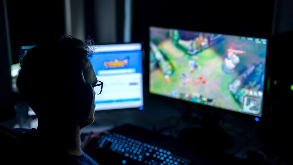 Datorspel ger nöje och gemenskap via nätet, men kan också locka till ett spelande som går ut över viktiga saker i livet.