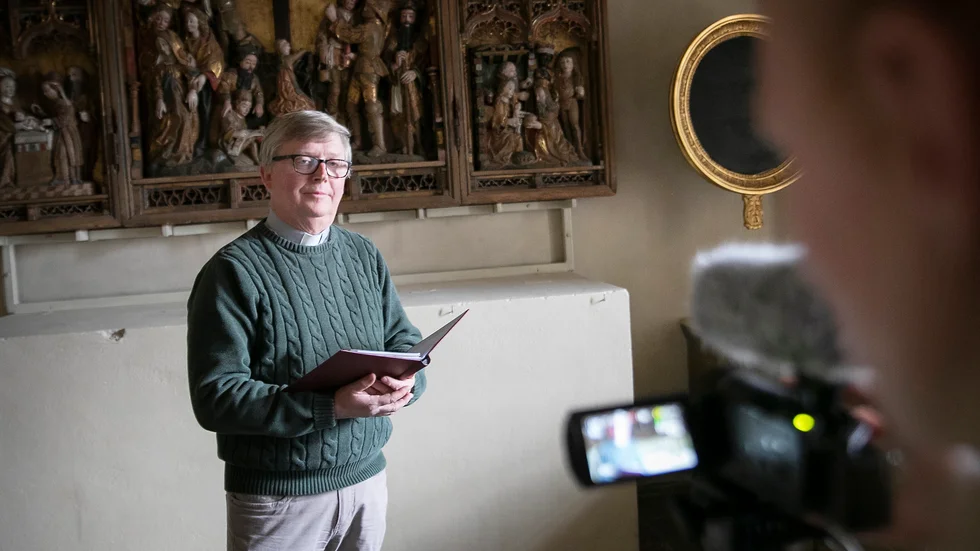 Yessics Lundström i färd med att spela in andakten med Lars Brattgård kyrkoherde i Trosa församling.