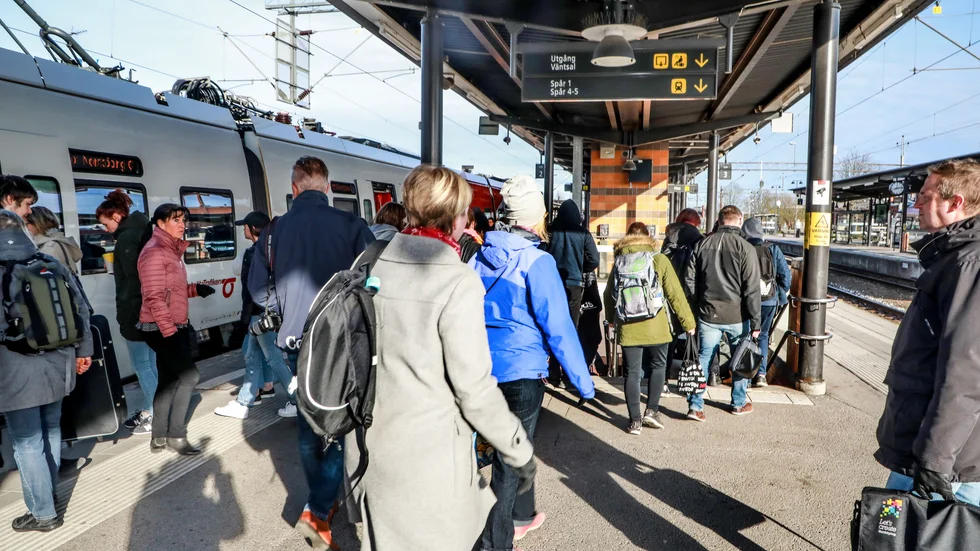 Pendeln från Motala har precis anlänt till Linköping under onsdagen, klockan 08.14, och en viss trängsel uppstod på perrongen när folk klev av och på tåget.
