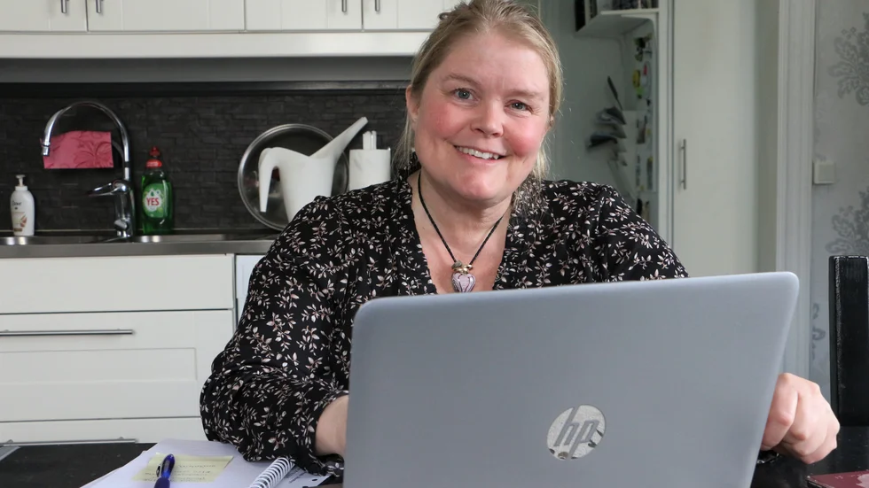 I coronatider jobbar många hemifrån, så även Hyresgästföreningens Nickolina Burvall. Hemma i köket i Öjebyn sitter hon och matchar hjälpsökande med ideella volontärer. Ett roligt och stimulerande arbete.