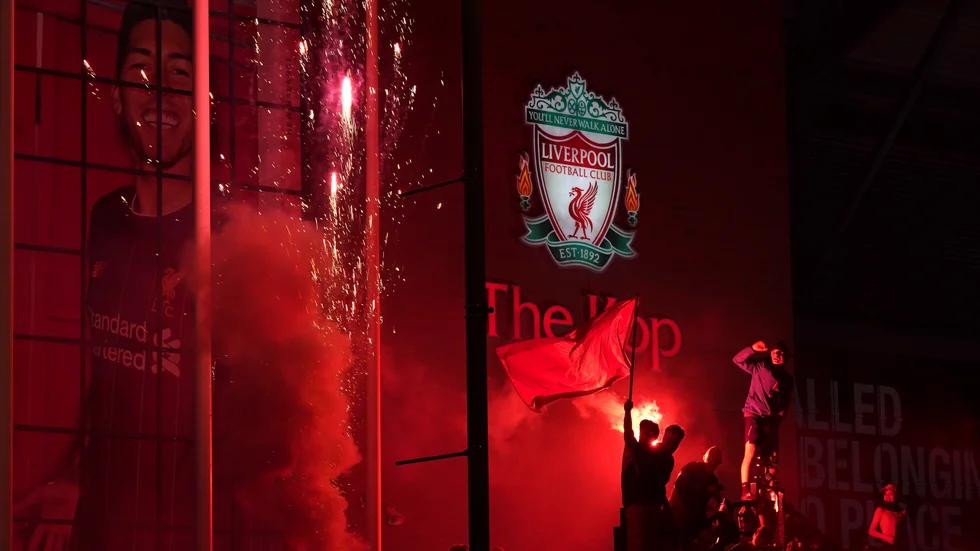 Liverpoolsupportrar utanför Anfield firar klubbens ligaguld under natten mot fredag.