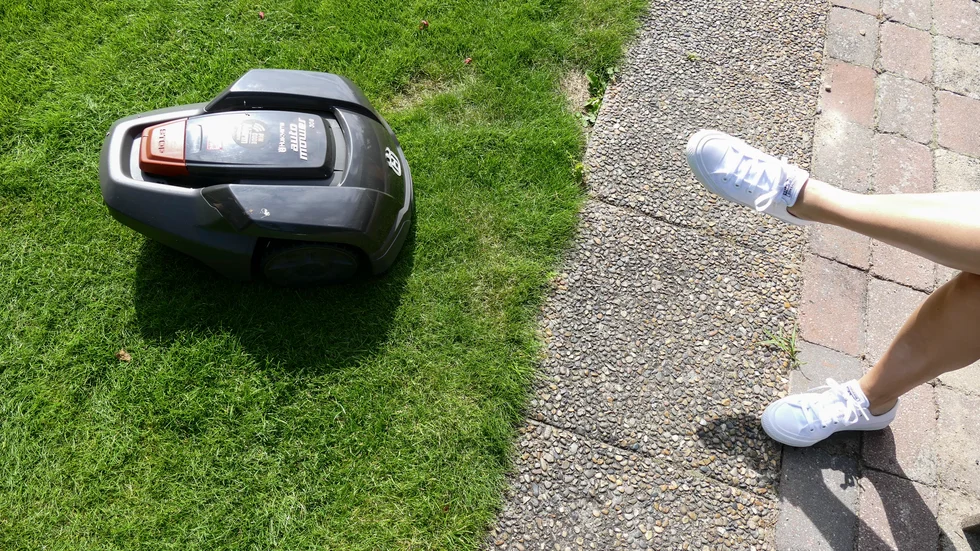 Robotgräsklippare i arbete på en gräsmatta. Men det välklippta attraherar inte de viktiga pollinatörerna, påpekar insändarskribenten.