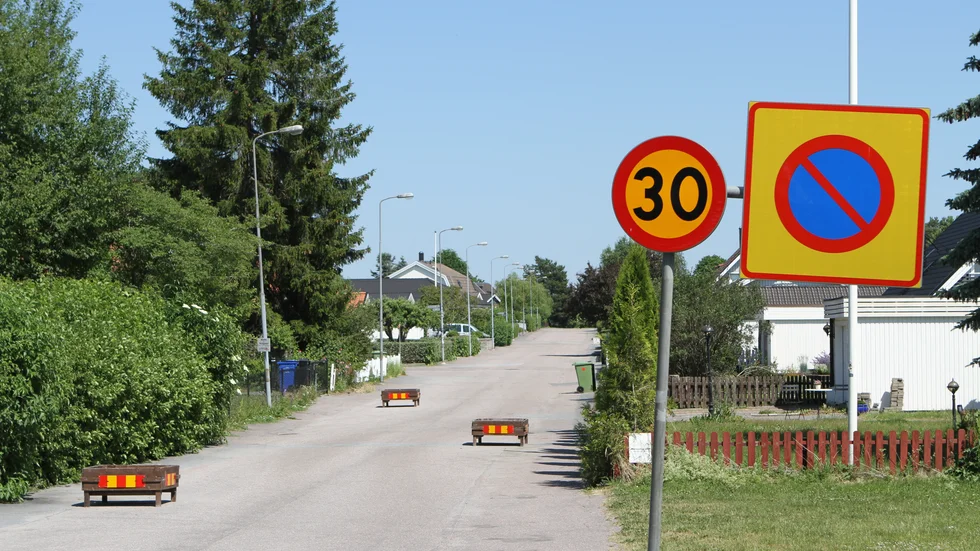 Förbudsskylt vid infarten till området i Gamla Uppsala. Enligt kommunen behövs ingen information på förhand om nya parkeringsförbud och de boende får i stället vara uppmärksamma på skyltar.