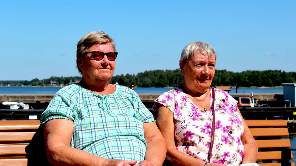 Solveig Öhman, 78, och Rut Sjögren, 84, från Västervik tycker att den fysiska distanseringen är utmanande. De båda saknar att krama om sina barn och barnbarn. Förutom distanseringen på det personliga planet tycker det att Västervik känts tomt nu under våren och försommaren, på grund av att torghandeln är borta. Rut tycker det är märkligt att kommunen inte ordnat för torghandel när jämförbara Oskarshamn tillåter torghandel.