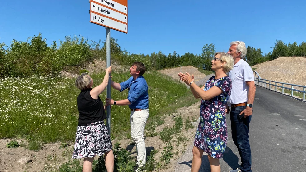 Flera nya vägar och cykelbanor har byggts på Malmölandet. Kikki Liljeblad (S) och Olle Vikmång (S) rättar till en skylt som stod snett medan Eva-Britt Sjöberg (KD) och Reidar Svedahl (L) hejar på.