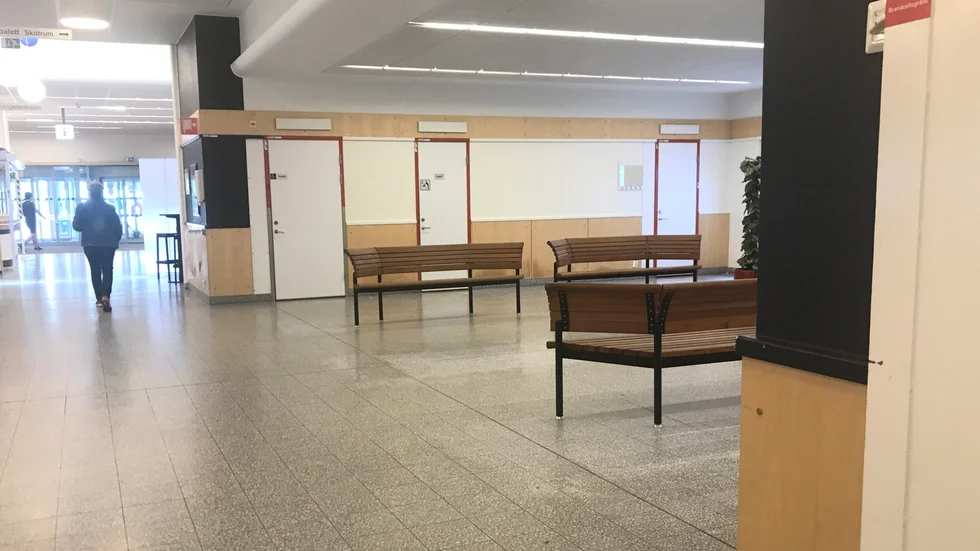 De sista skåpen i vilka besökare tidigare kunde förvara ytterkläder och väskor togs bort under midsommarveckan.