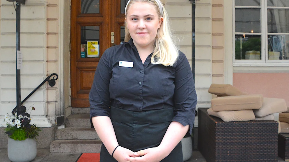 Elsa Karlsson, 17, kör sin fjärde sommar på Vimmerby Stadshotell