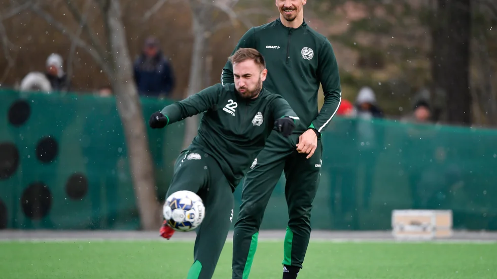 Zlatan Ibrahimovic, här bakom Muamer Tankovic, har tränat med Hammarby under våren. Arkivbild.