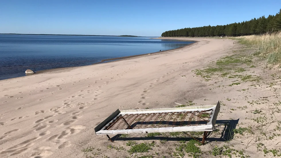 Så här såg det ut på en av stränderna på Seskar-Furö nu när Norr Media var där och provade på Robinsonlivet.