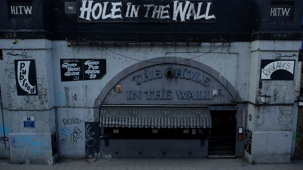 Puben "Hole in the Wall" i London har hållits stängd under pandemin. Arkivbild.