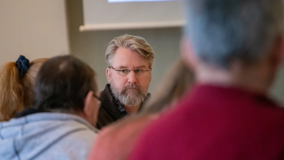 Jokkmokks kommunalråd Robert Bernhardsson (S) kommer inte sitta kvar efter nästa val. Det har han själv meddelat till partiets valberedning. "Inga kommentarer i nuläget", svarar han på mejl.
