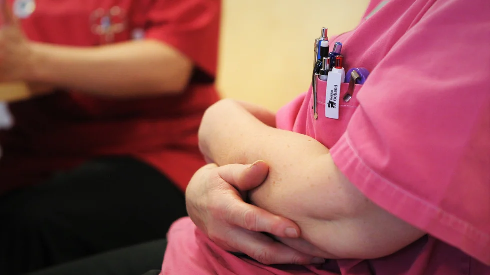 "Om någon kollega sjukanmält sig finns ingen marginal. Då är jag helt plötsligt helt ensam med tio som ska lagas frukost till och som ska upp och ha sin medicin."