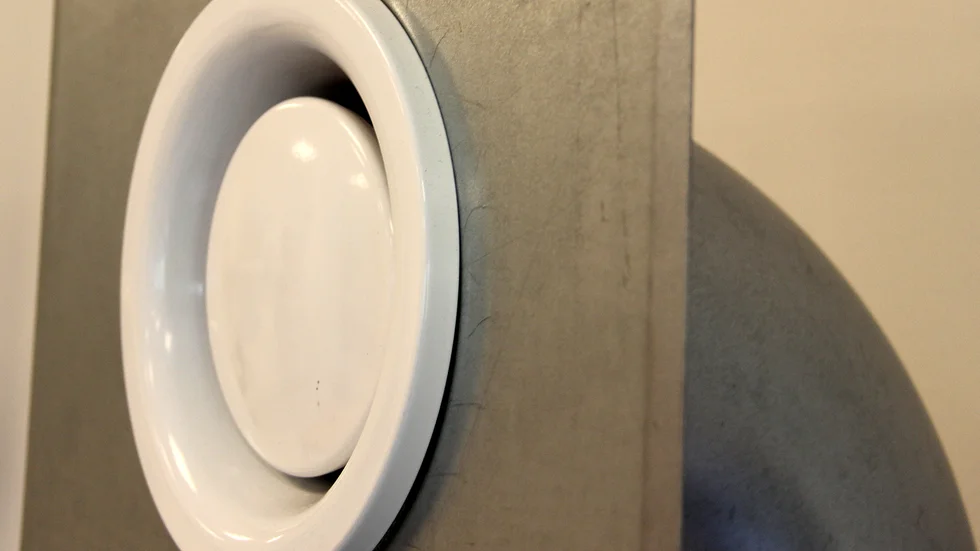 Många fastighetsägare i Västervik riskerar vite på grund av brister i ventilationen.