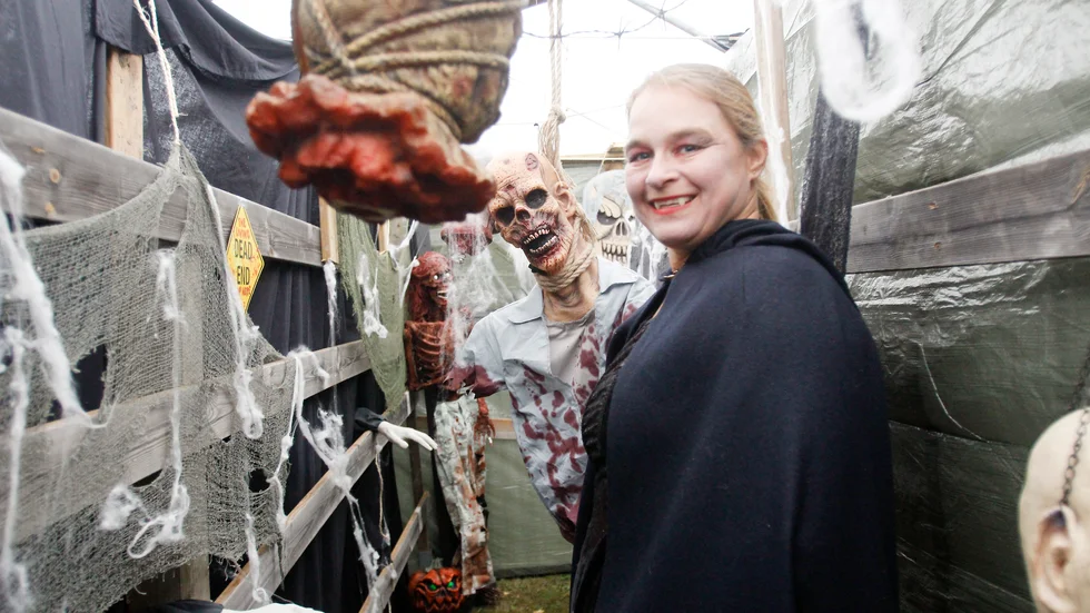 Sophia Odre och hennes familj och vänner arrangerar halloweenfirande i Valla.