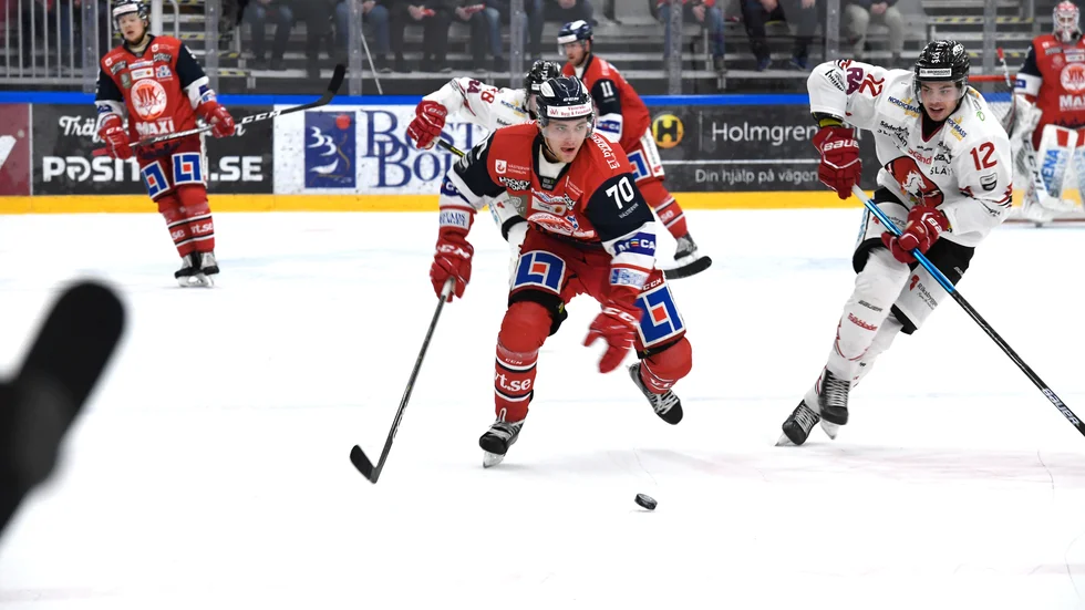 Jacob Bjerslius på väg framåt mot Vita Hästen, men det inga poäng för Jacob och hans lagkompisar i derbyt.