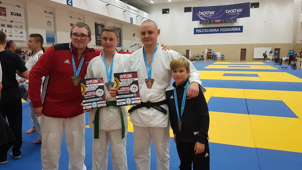 Från höger: Jakob Ivarsson, Adam Clevhult, Herman Blixt och Fredrik Eriksson vid mattan i Polen.