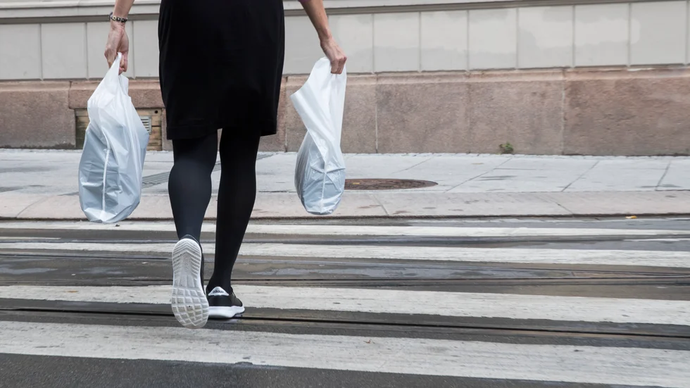 Konjunkturinstitutet sågar plastpåseskatten jäms med fotknölarna, skriver debattörerna.