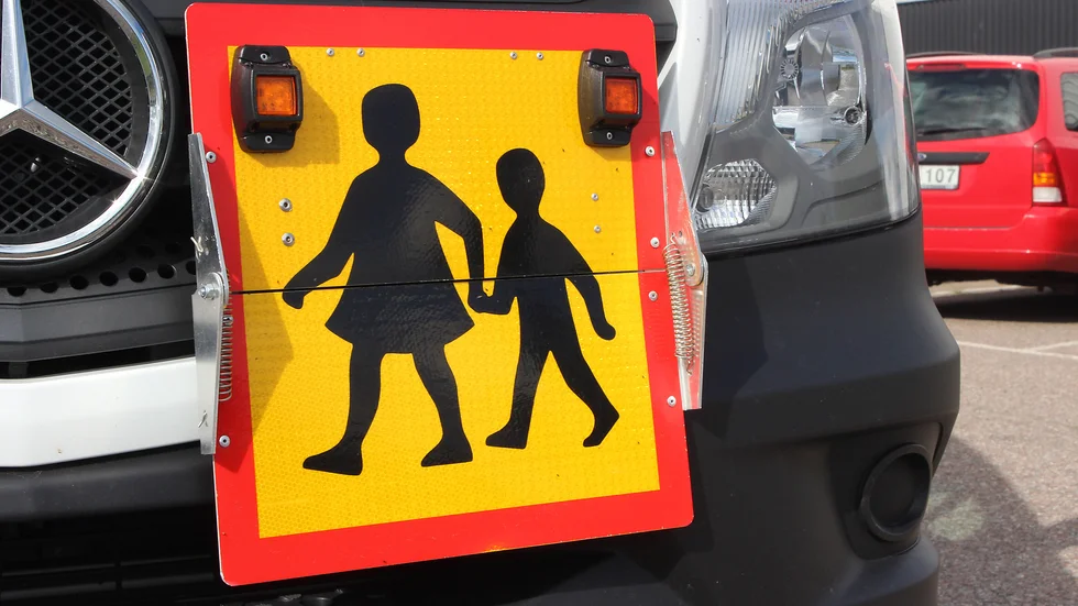 Det blev ingen skolskjuts för eleverna i Stensund på fredagen då en bil hamnat lite snett.